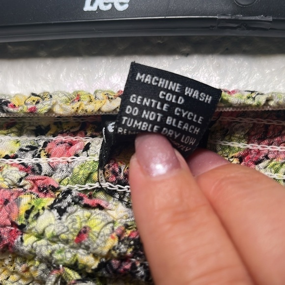 Wet Seal floral shorts with front tie and pockets size small - Picture 5 of 6